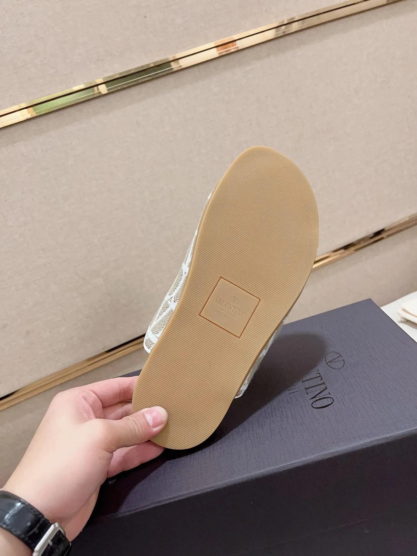 Men's shoes💰: 440💰[Valentino] New men's boutique slippers, counter quality, classic plaid, the actual workmanship is quite complex🔰The uppers are made of imported fabrics➕🐑Sheepskin lining, which tests the craftsman's craftsmanship➕original PU outsole. Size: 38-44 (45 can be customized, non-refundable)